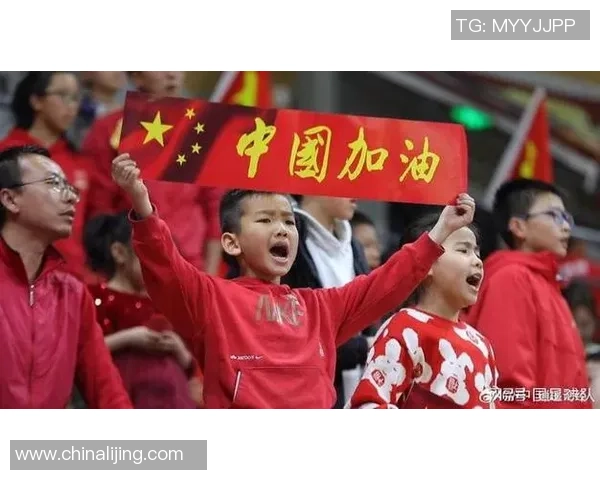 国足球迷的热情与坚持让人动容展现了对足球的无尽热爱与支持